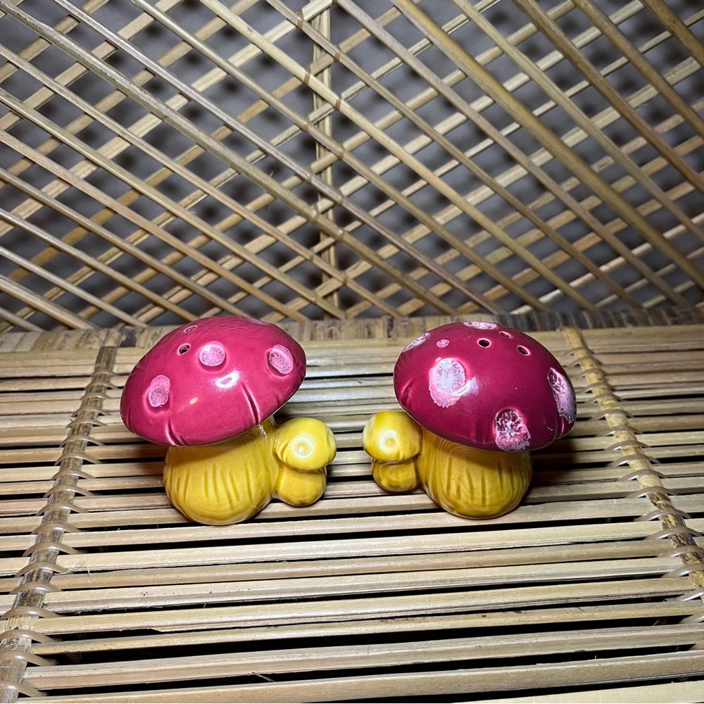 Vtg. Mushroom Salt & Pepper Shakers unbranded MCM red toadstools ceramic